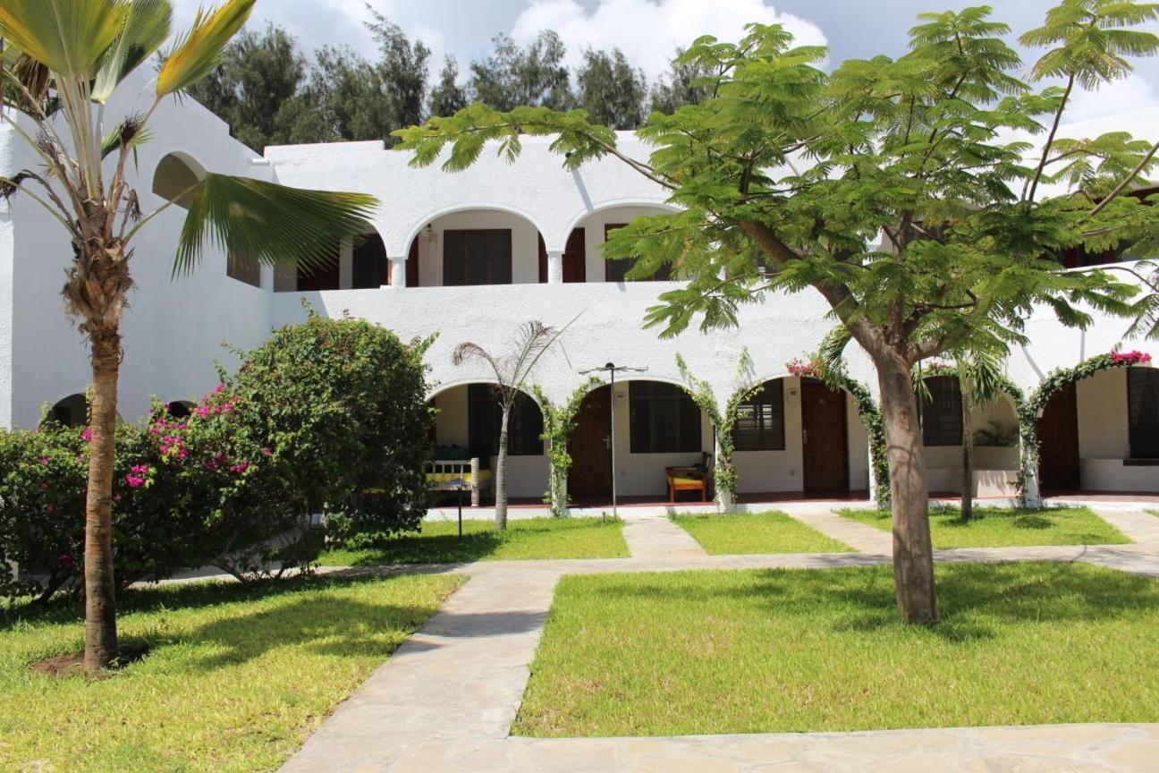 Kaleb'S Beachfront Serviced Studio Apartments Malindi Exterior photo