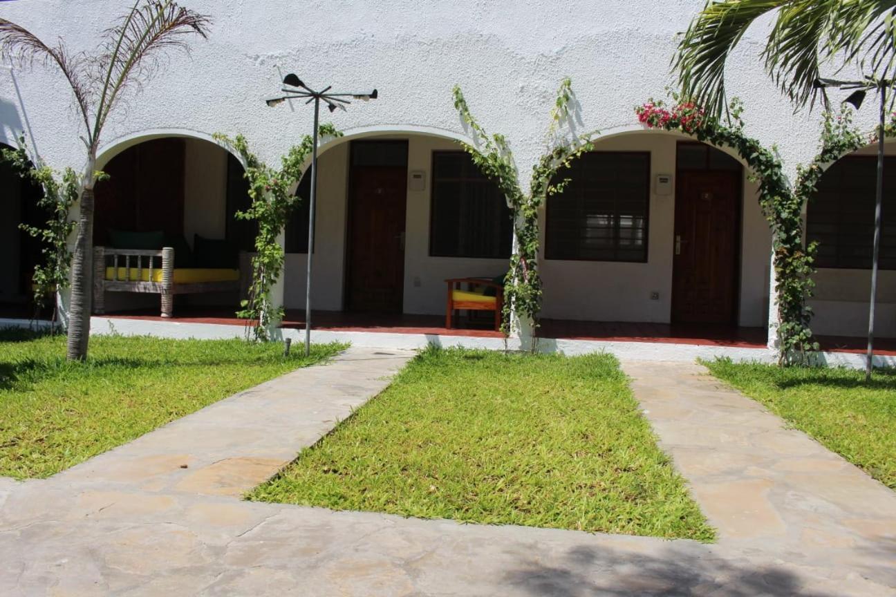 Kaleb'S Beachfront Serviced Studio Apartments Malindi Exterior photo